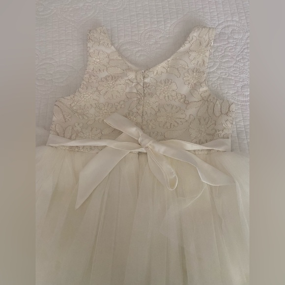 A girls dress size 8 comes with a bow you can make. - Picture 2 of 2